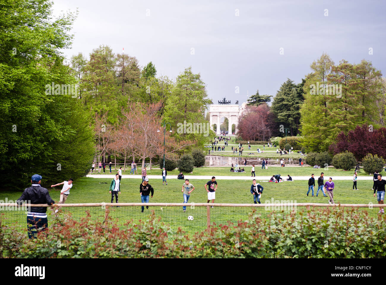 Mailand - 7. April 2012: nicht identifizierten Personen spielen und Wandern im Parco Sempione. Stockfoto