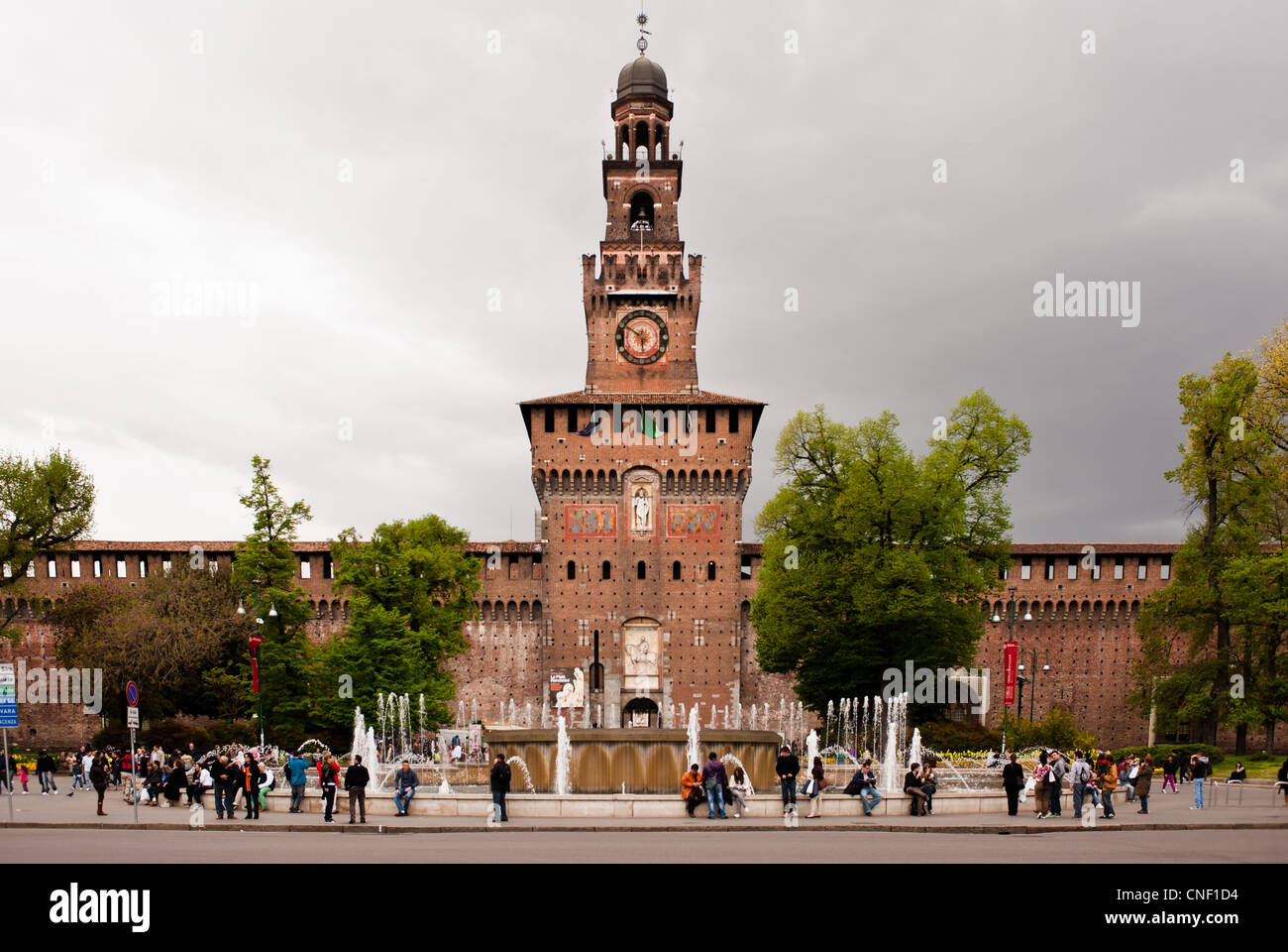 Mailand - 7. April 2012: Castello Sforzesco Haupteingang. Stockfoto