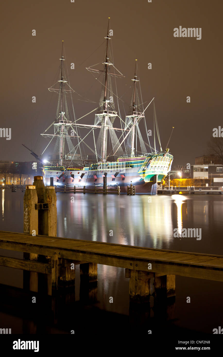 historisches Schiff Amsterdam bei Nacht im Hafen von Amsterdam, Niederlande Stockfoto