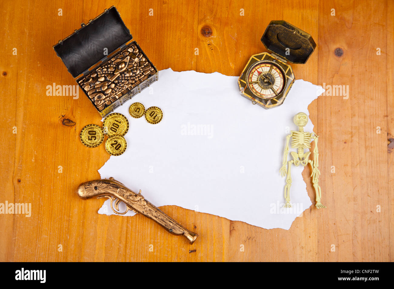 Piraten-leere Karte mit Schatz, Münzen, Skelett und Kompass Stockfoto