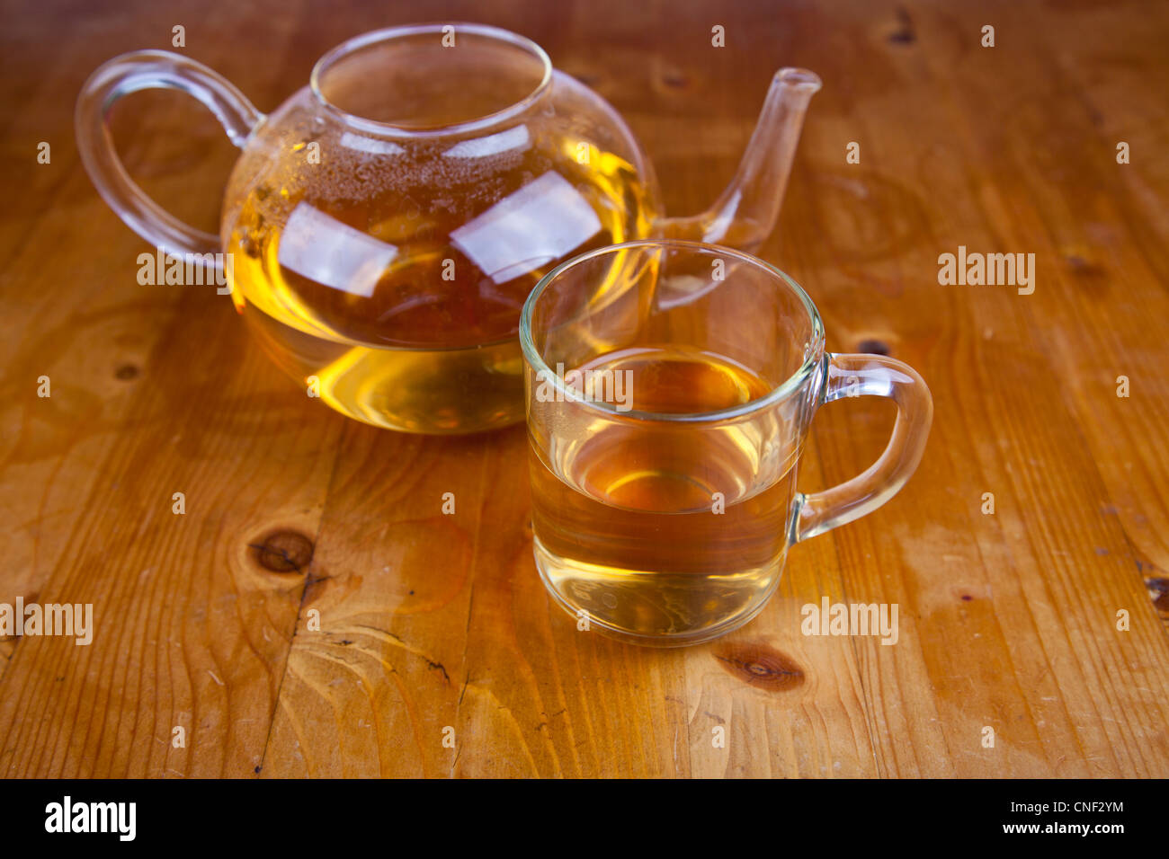 Teetasse mit Tee auf Holztisch Stockfoto