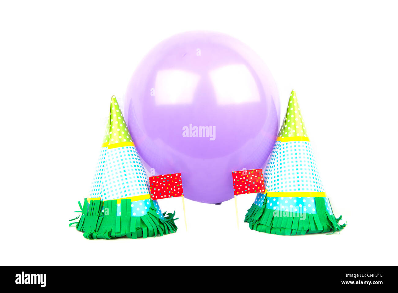 Partyhüte mit Ballon isoliert in weiß Stockfoto