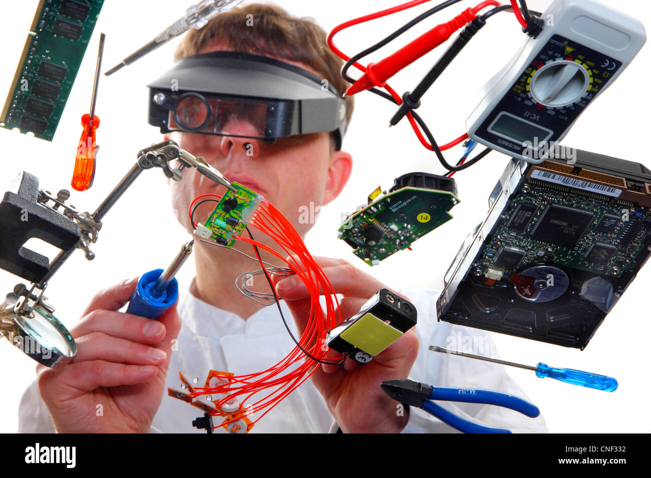 Elektronik, Elektrotechnik, Informatik. Elektronik auf eine elektronische Platine gelötet. Stockfoto