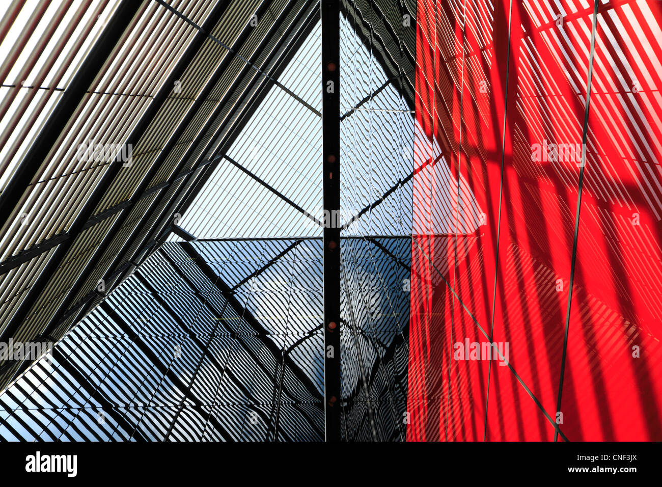 Abstrakte Architektur: Gebäudelinien, Reflexionen und Schatten.London UK. Stockfoto