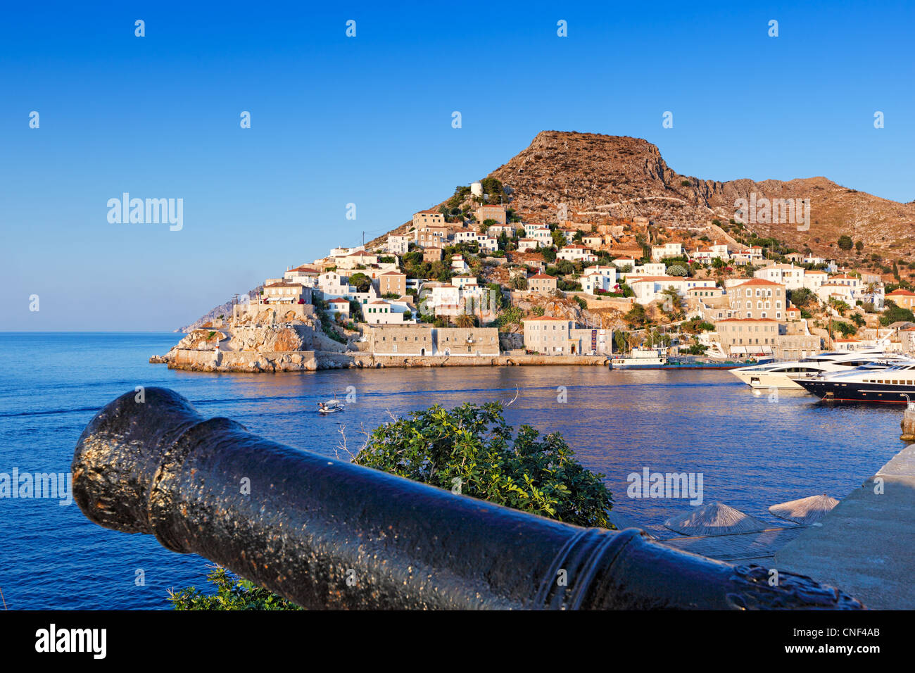 Hydra-Kanonen erinnern die glorreiche Geschichte dieser griechischen Insel Stockfoto