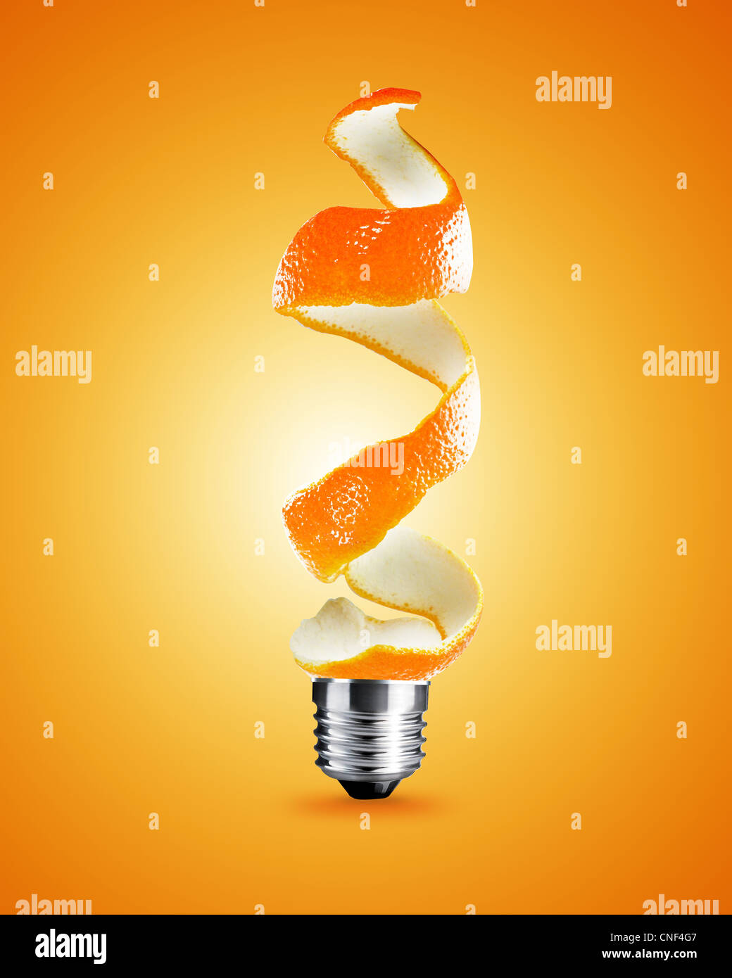 Glühbirne aus Orangenschalen, Glühbirne Konzeptbild. Stockfoto