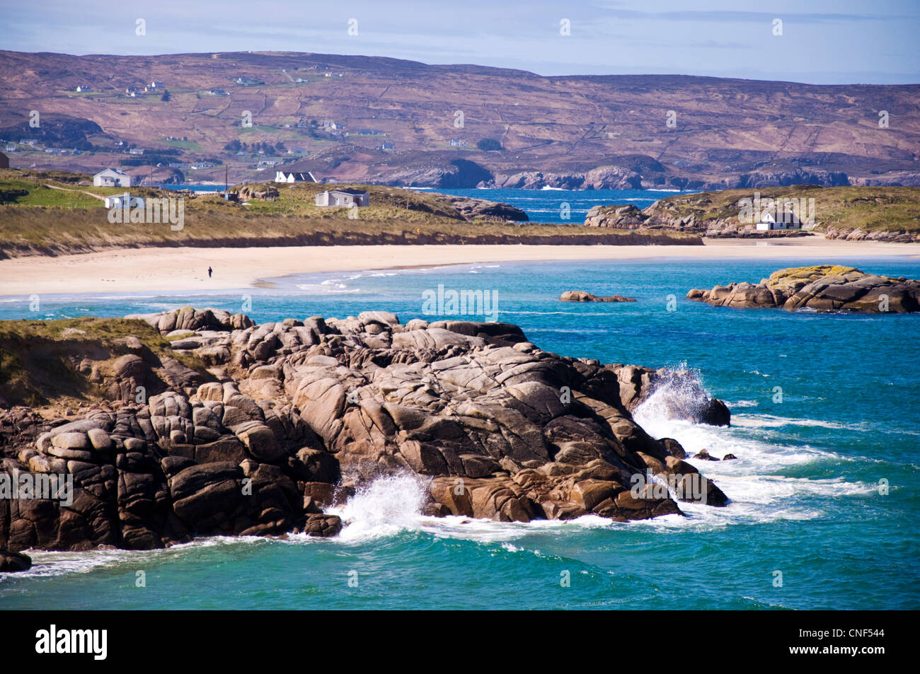 Keadue Strand ein einsamer Wanderer durch den Atlantik an der irischen Westküste. Stockfoto