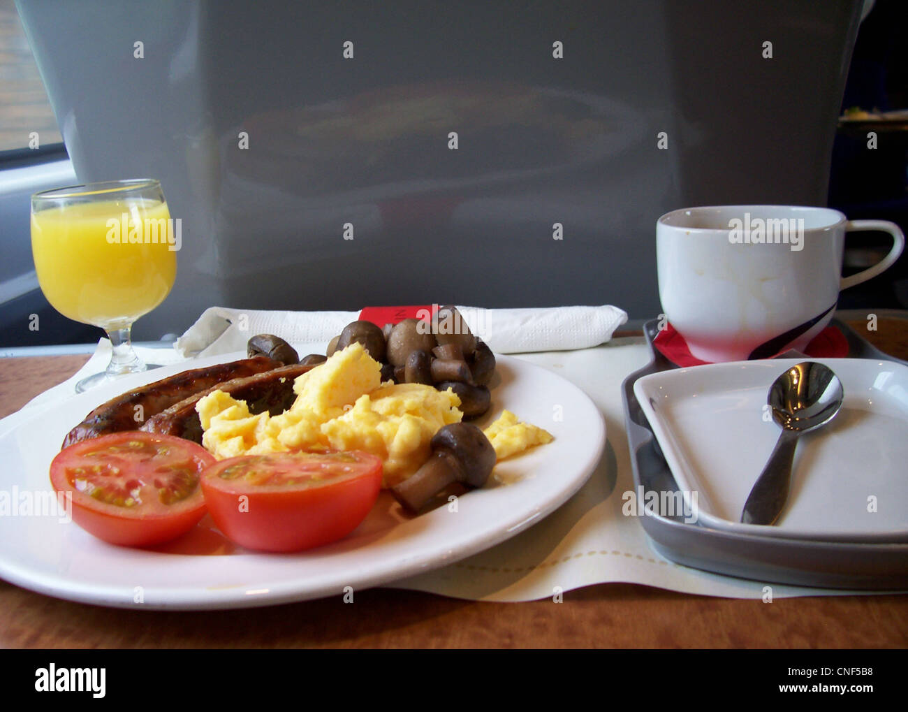 Das große britische Frühstück als serviert für Fluggäste in der First Class auf morgen vor 11:00. Stockfoto