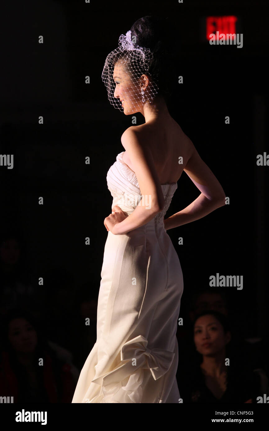 weißes Brautkleid Modenschau Chinesisch junge Stockfoto