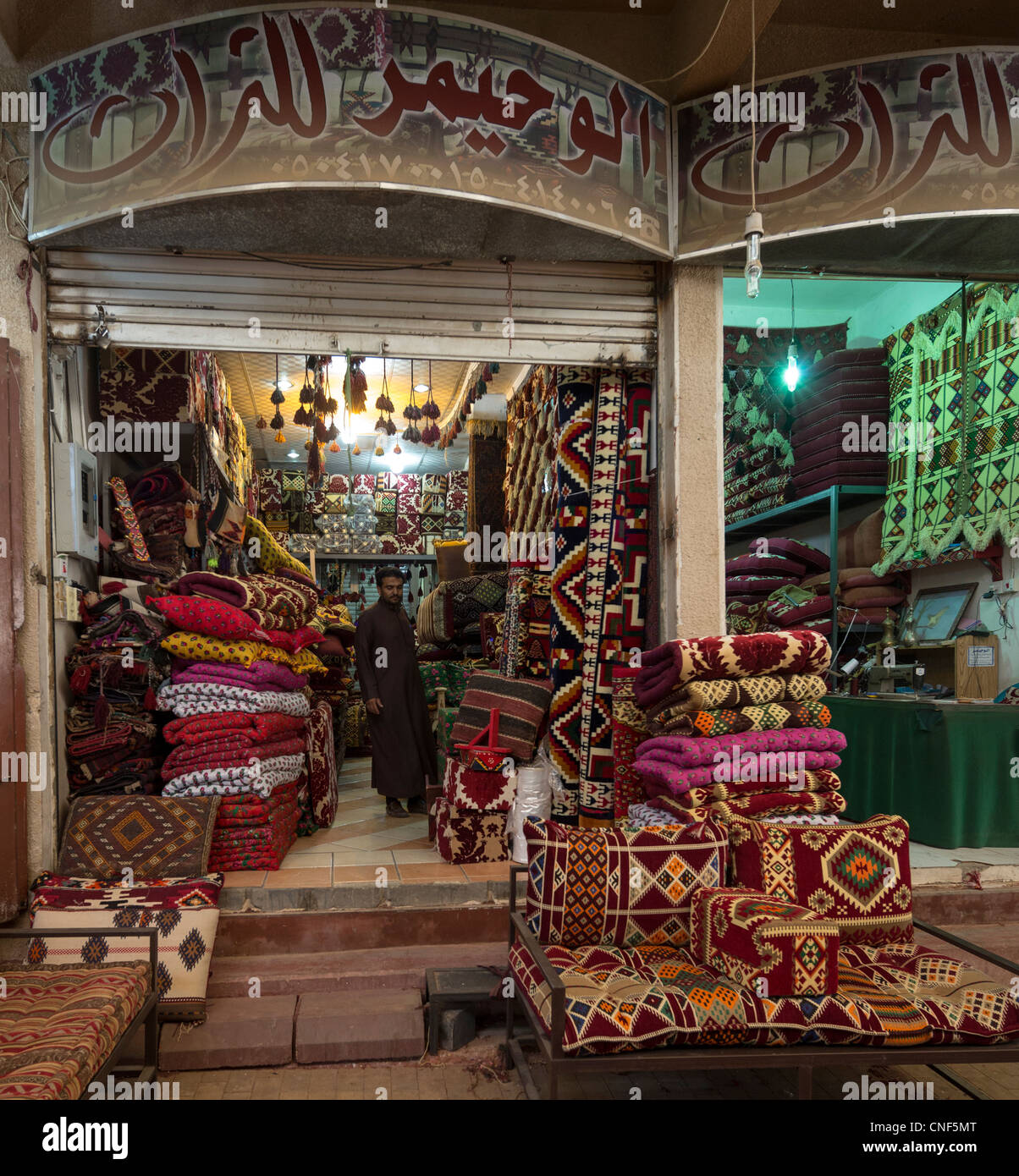Teppich-Verkäufer, Souk al-Thumairi, Deira, Riad / Saudi Arabien Stockfoto