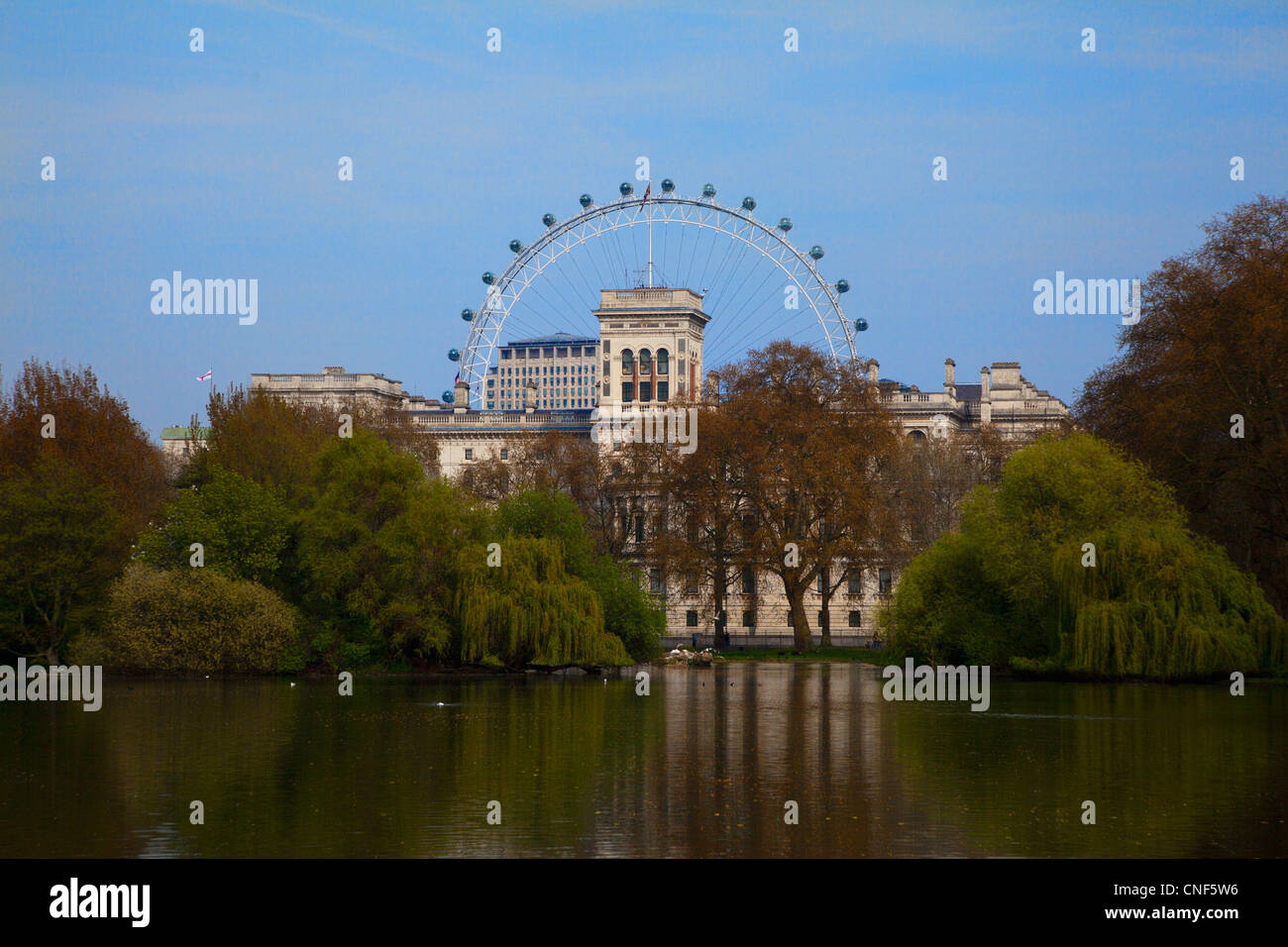 St James Park, London, zeigt Horse Guards und das London Eye Stockfoto