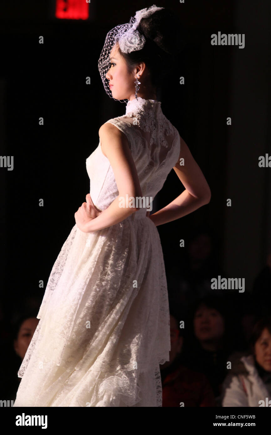 weißes Brautkleid Modenschau Chinesisch junge Stockfoto