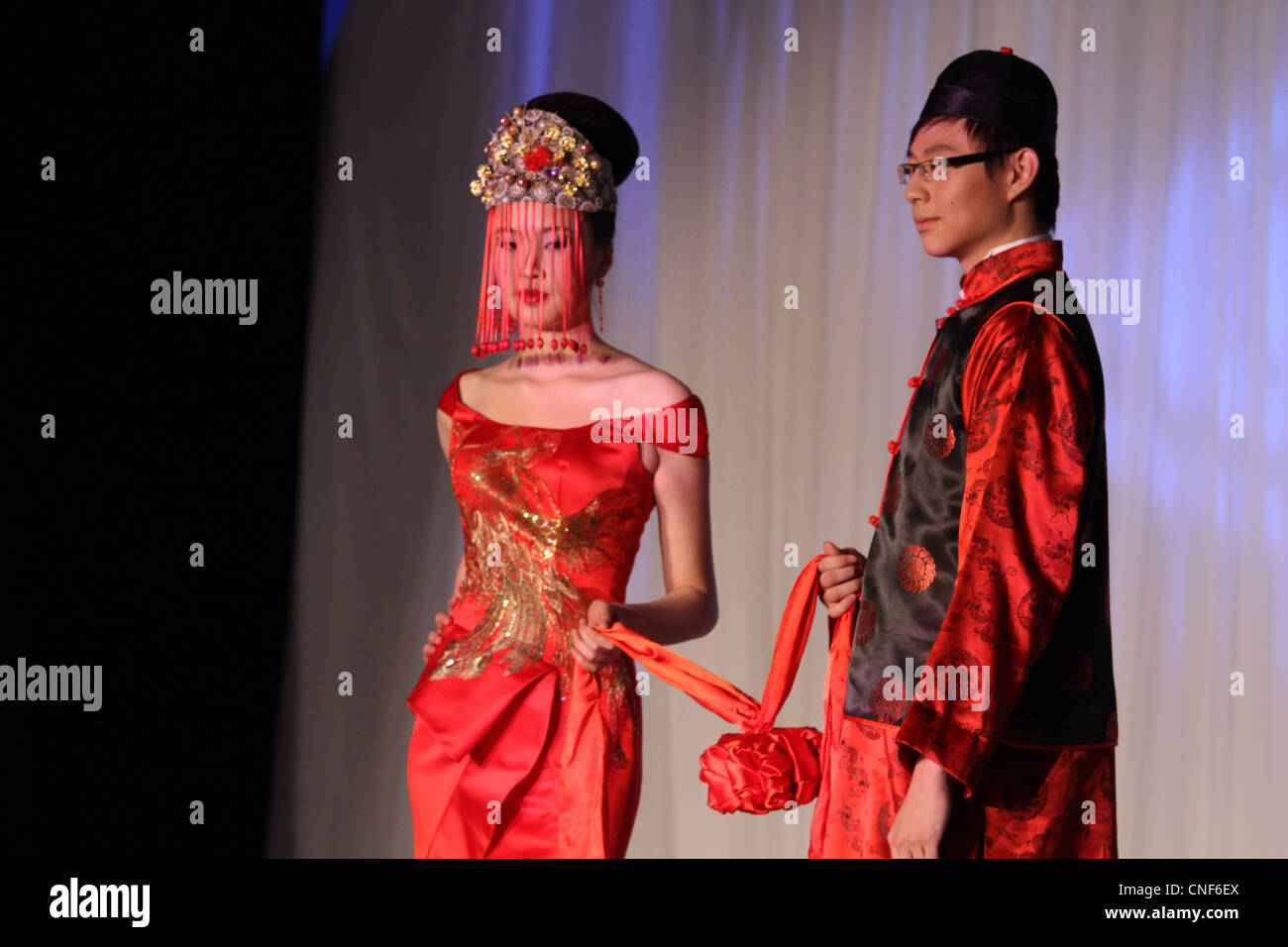 traditionelle chinesische Hochzeit Outfits paar Stockfoto