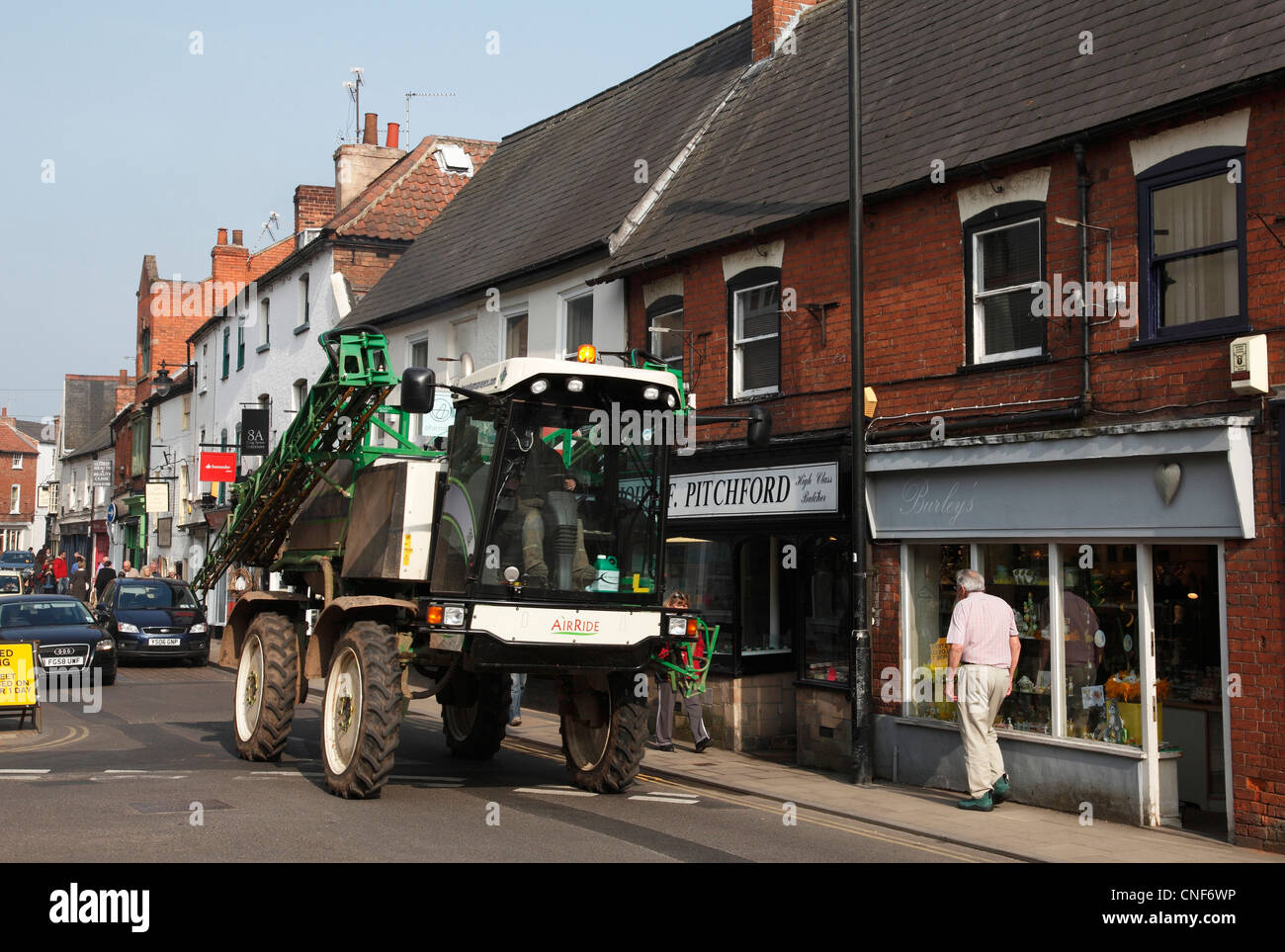 Ein landwirtschaftliches Fahrzeug in eine Stadt in Großbritannien. Stockfoto
