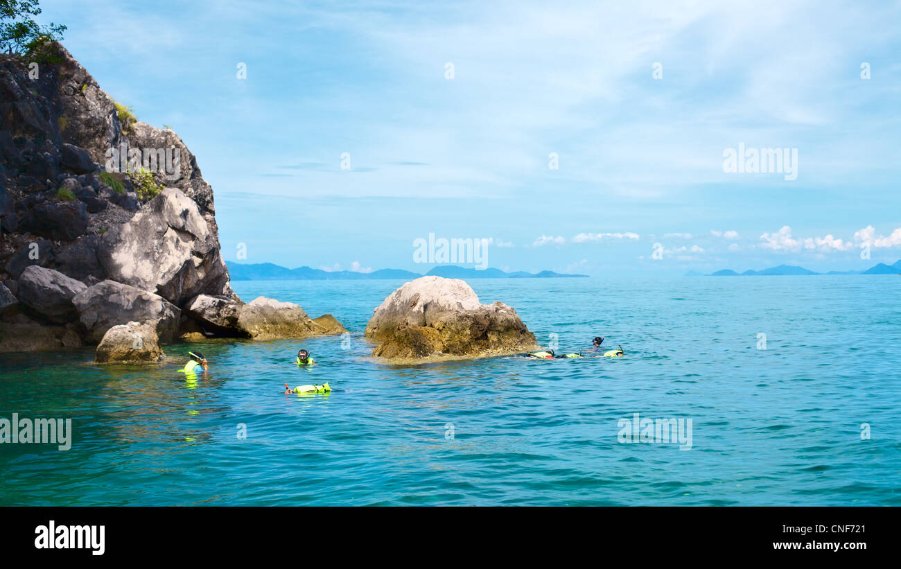 Schnorcheln in der Andamanensee, Thailand, am sonnigen Tag Menschen Stockfoto