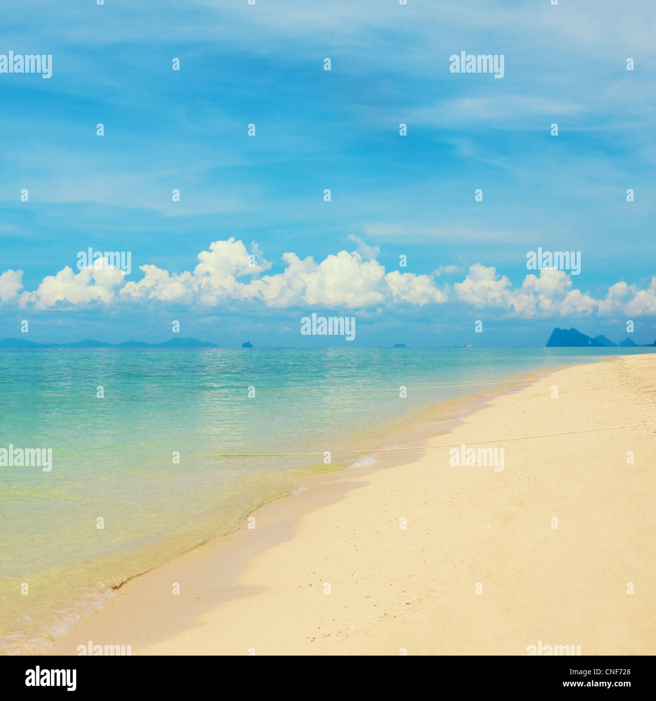 Sonnenstrand und Inseln am Horizont, Thailand Stockfoto