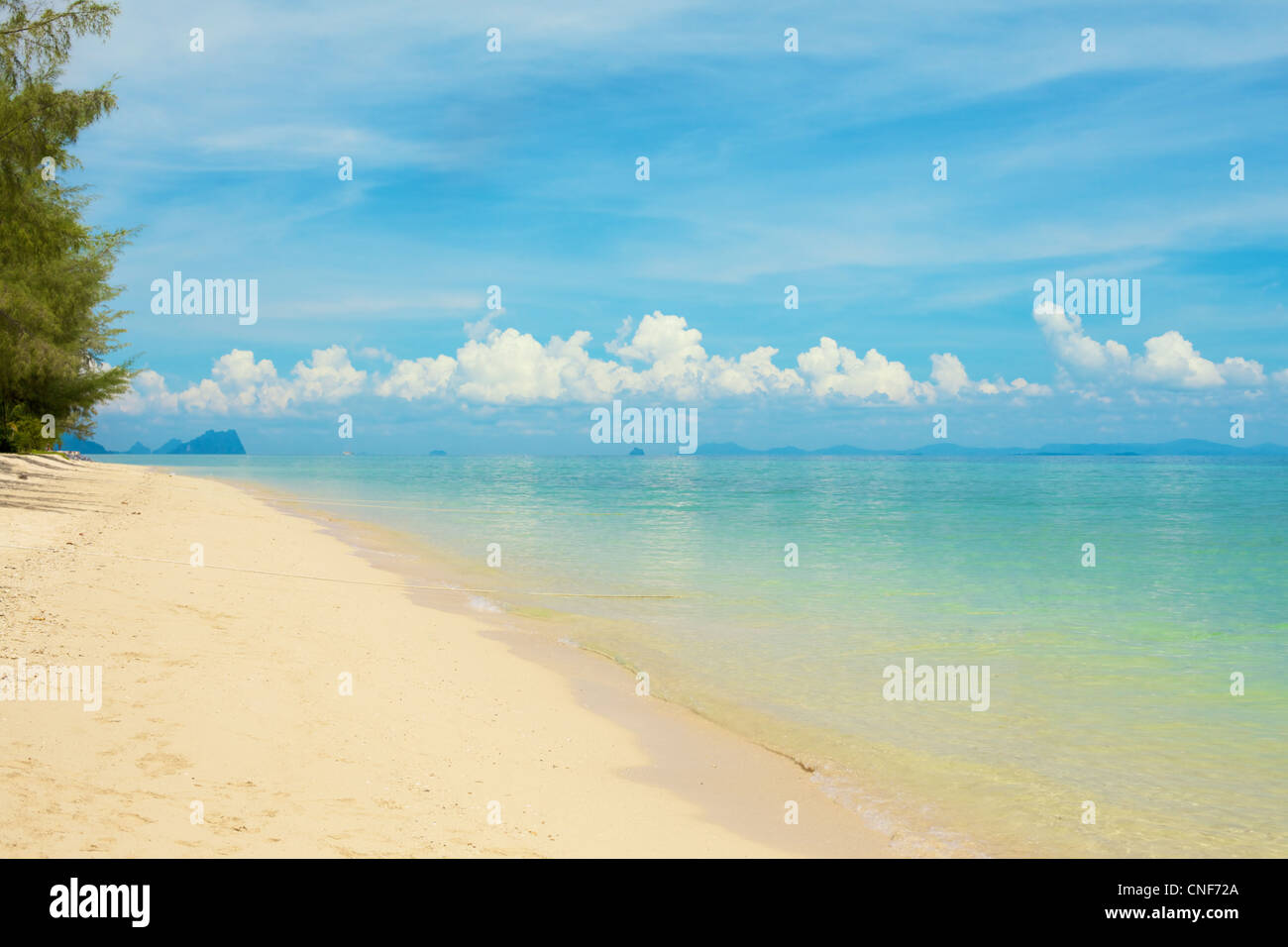 Sonnenstrand und Inseln am Horizont, Thailand Stockfoto