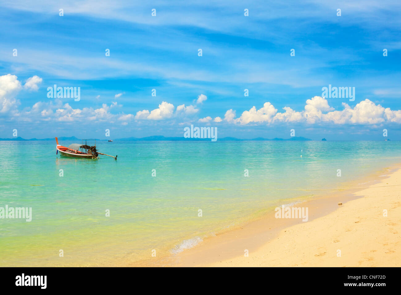 Sonnenstrand und thai traditionelle Boot, Thailand Stockfoto