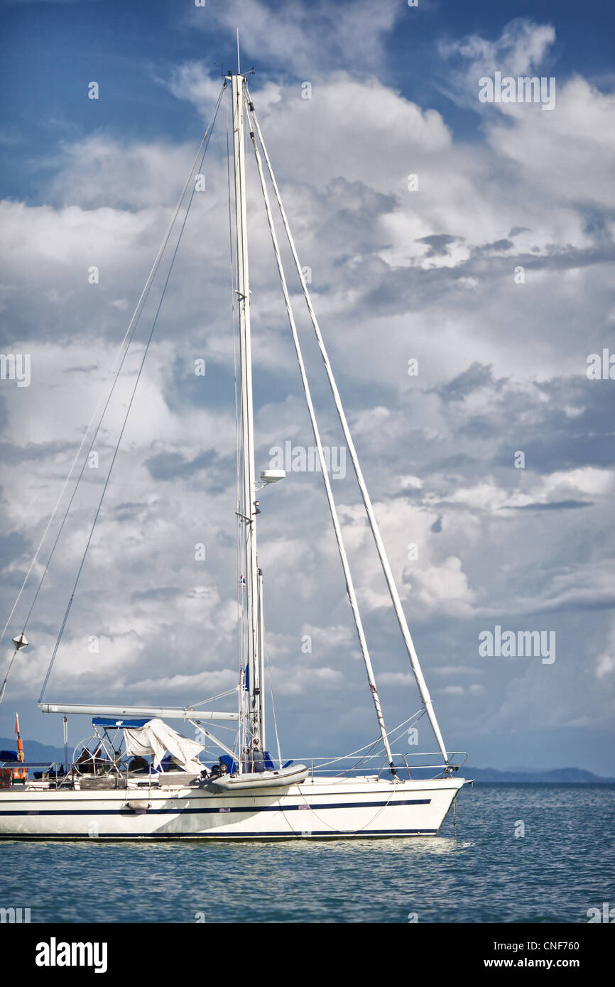 weiße Segelyacht in Andaman Sea, Thailand Stockfoto