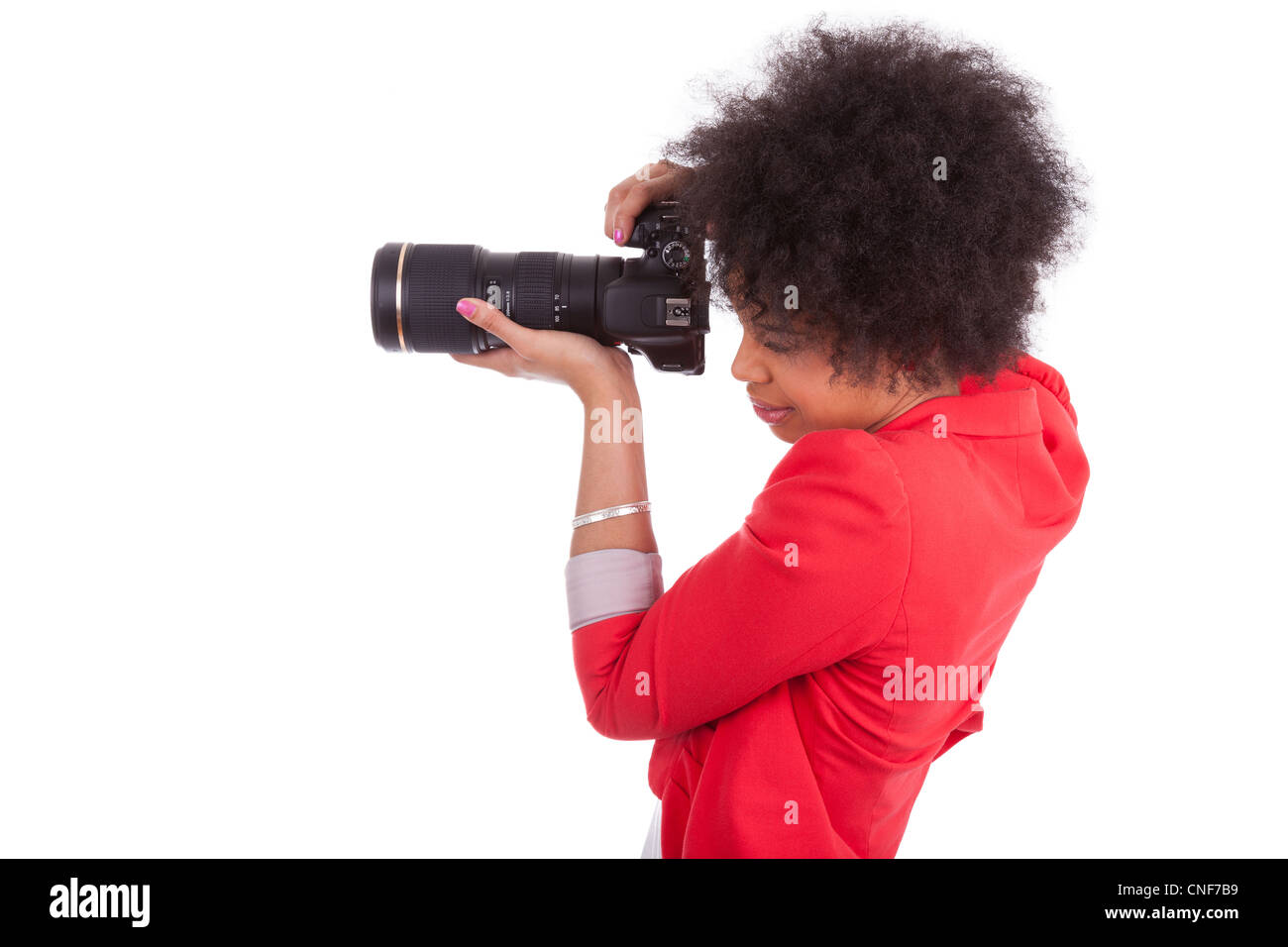 Junge afrikanische amerikanische Fotografin mit Kamera, isoliert auf weißem Hintergrund Stockfoto