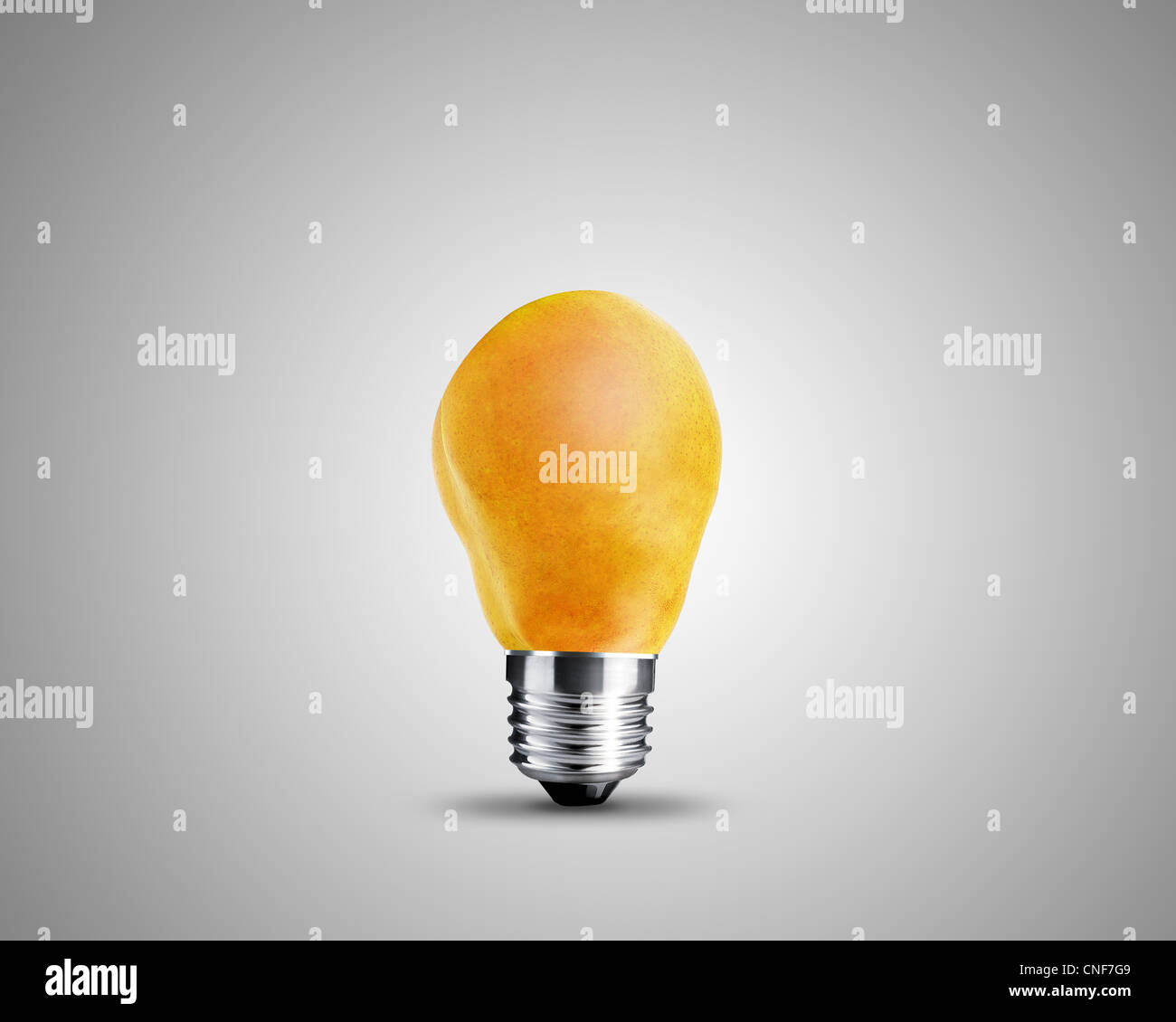 Glühbirne aus gelbe Birne, Glühbirne Konzeptbild. Stockfoto