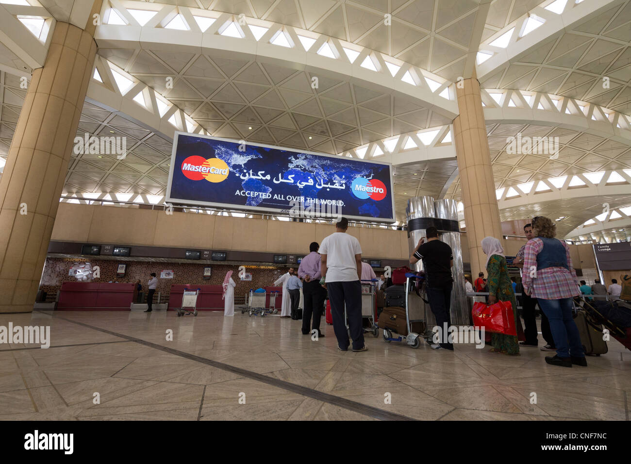 Passagiere, die Check-in am Terminal 2, King Khalid International Airport, Riyadh, Saudi Arabien Stockfoto