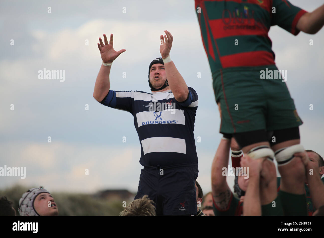 Leighton Buzzard und Paviors Rugby-Spieler bestreiten einen Line-Ausgang Stockfoto