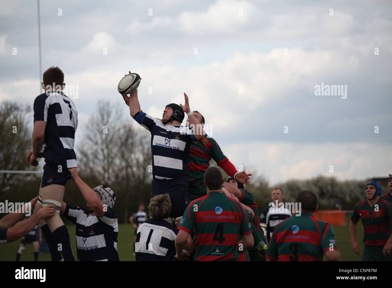 Leighton Buzzard und Paviors Rugby-Spieler bestreiten einen Line-Ausgang Stockfoto