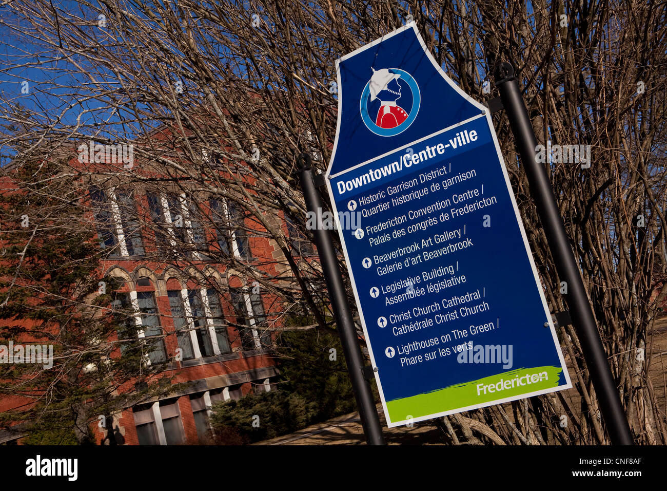 Abgebildet ist ein Wegweiser zu verschiedenen touristischen Attraktion in der Innenstadt von Fredericton, New Brunswick Stockfoto