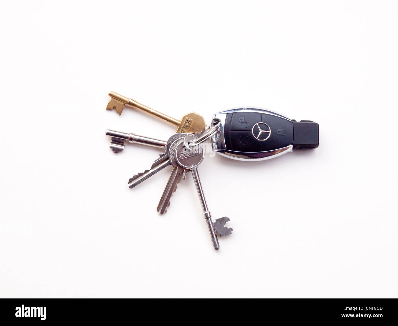 Eine Reihe von Hausschlüssel mit einem Mercedes Benz Autoschlüssel Stockfoto