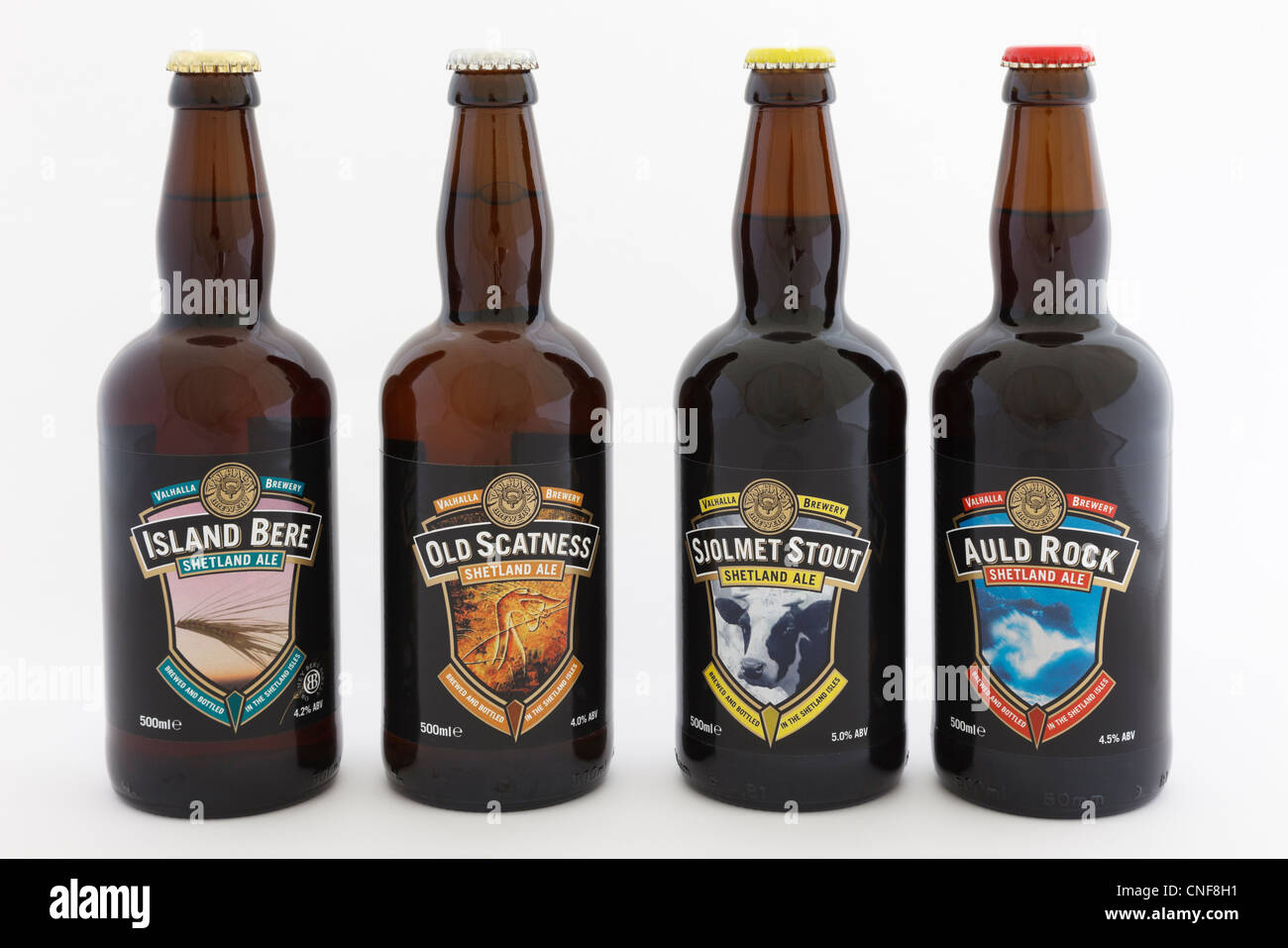 Vier Flaschen von verschiedenen Sorten von Shetland Ale Spezialist lokale Biere aus Walhall Brauerei in Unst auf weißem Hintergrund Stockfoto