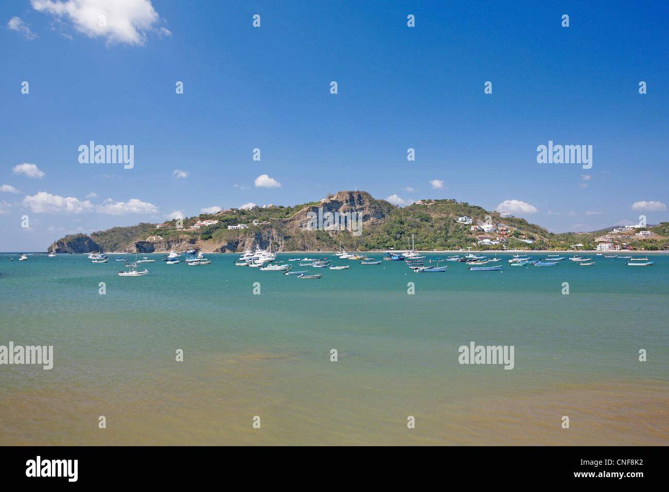 Blick auf das Meer der Bucht in San Juan del Sur, Nicaragua, Mittelamerika mit Blick auf Strand, Berge, Stadt und Häuser Sonnentag Stockfoto