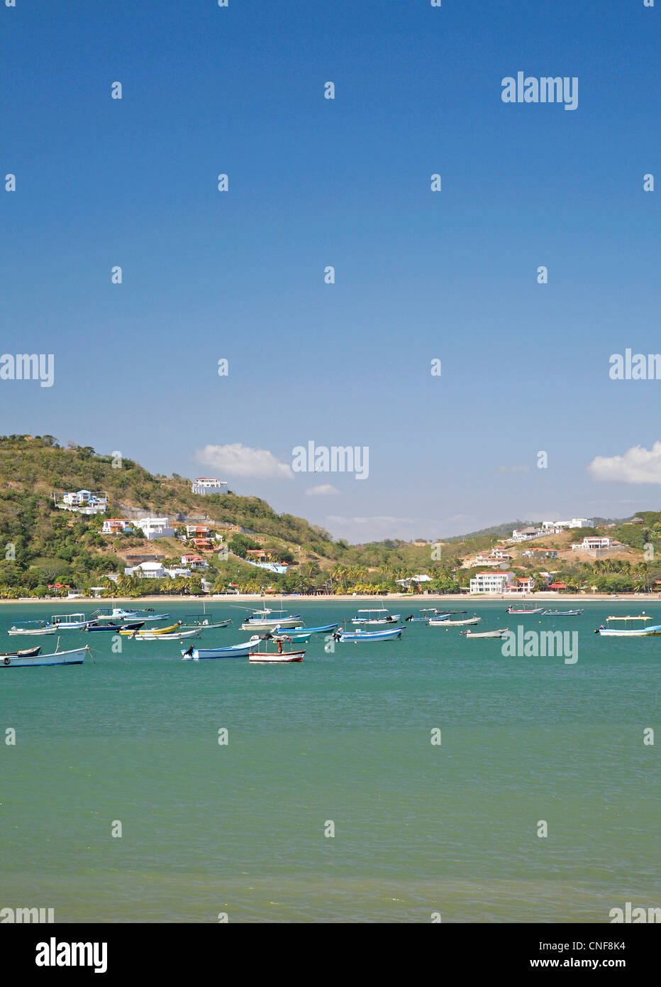 Blick auf das Meer der Bucht in San Juan del Sur, Nicaragua, Mittelamerika mit Blick auf Strand, Berge, Stadt und Häuser Sonnentag Stockfoto