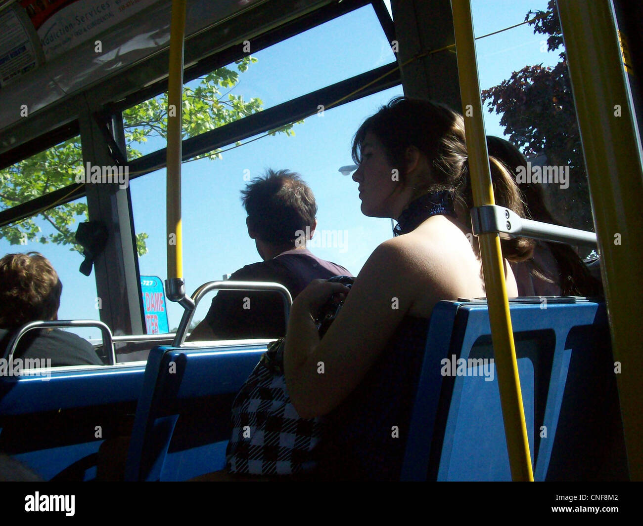 Passagiere an Bord eines Busses reisen zusammen zu ihrem Ziel, wobei sie sich auf öffentliche Verkehrsmittel verlassen. Busse sind ein Hauptverkehrsträger für städtische und ländliche Strecken und bieten eine kostengünstige und effiziente Verkehrslösung für eine große Zahl von Personen. Stockfoto Passagiere an Bord eines Busses reisen zusammen zu ihrem Ziel, wobei sie sich auf öffentliche Verkehrsmittel verlassen. Busse sind ein Hauptverkehrsträger für städtische und ländliche Strecken und bieten eine kostengünstige und effiziente Verkehrslösung für eine große Zahl von Personen. Stockfoto