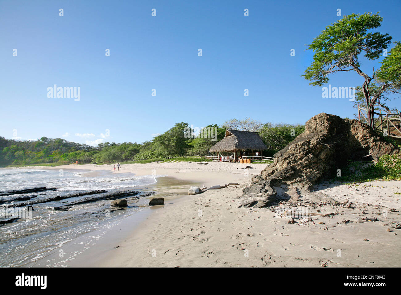 Madera-Strand in der Nähe von San Juan del Sur Nicaragua Pazifik Menschen Sonnenbaden am weißen Sandstrand am sonnigen Tag blauer Himmel Stockfoto