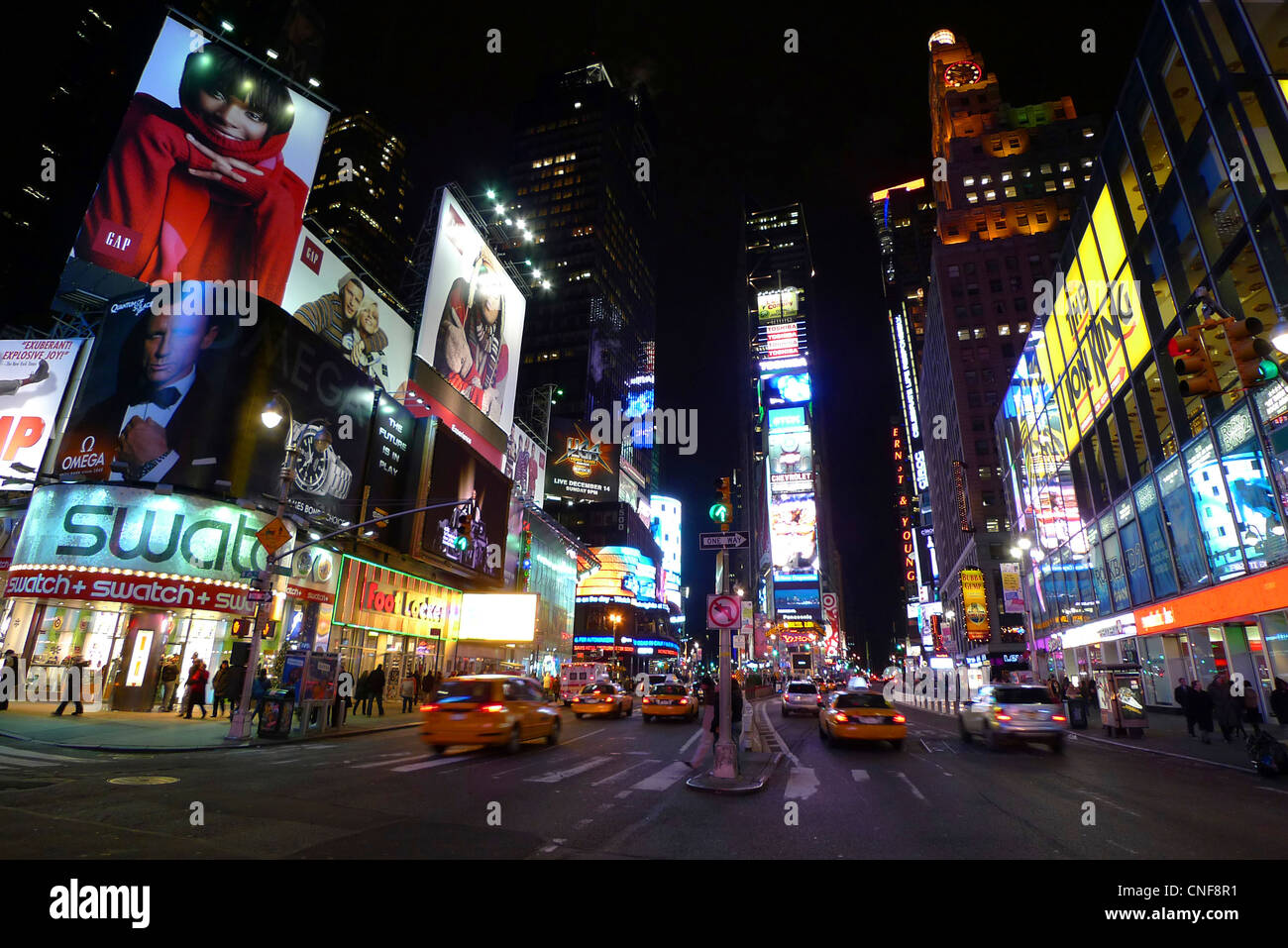 Manhattan New York USA Ansicht von Straße bis Times Square bei Nacht mit vielen bunten Werbedisplays Stockfoto