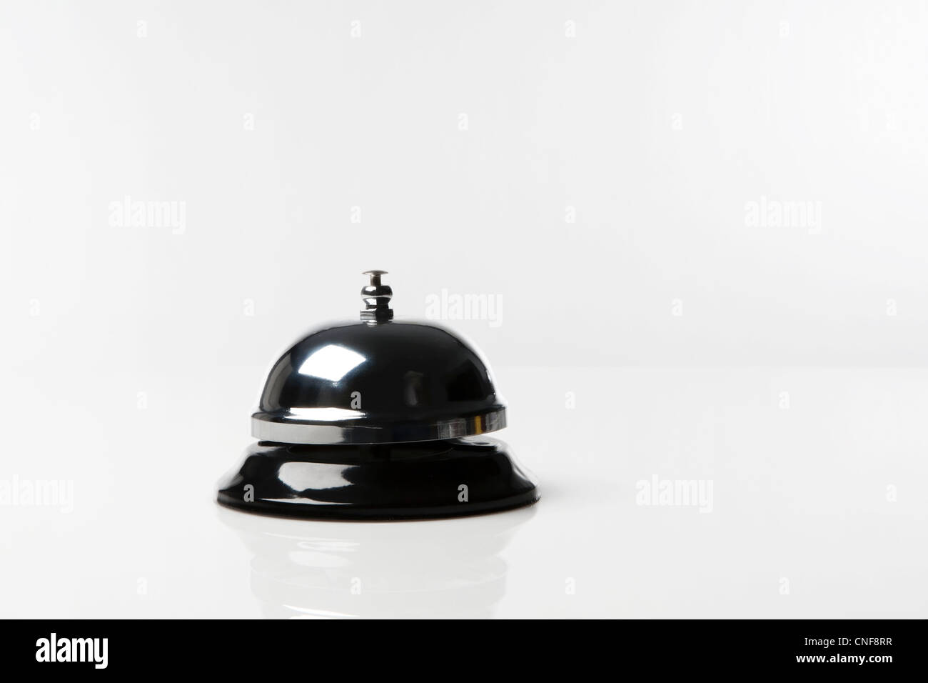 Stillleben-Bild einer Dienst-Glocke auf weißem Hintergrund Stockfoto