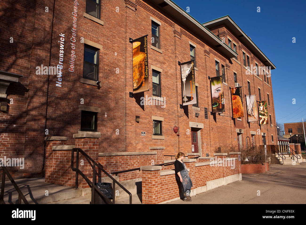 Ein Student hängt von der New Brunswick Hochschule für Handwerk und Design in Fredericton, New Brunswick Stockfoto