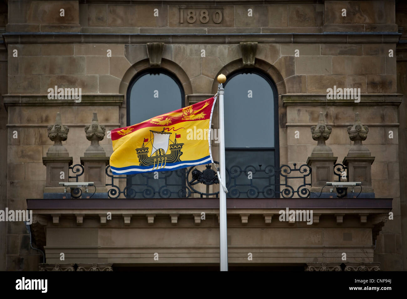 New Brunswick-Flagge weht vor der gesetzgebenden Gebäude in Fredericton, New Brunswick Stockfoto