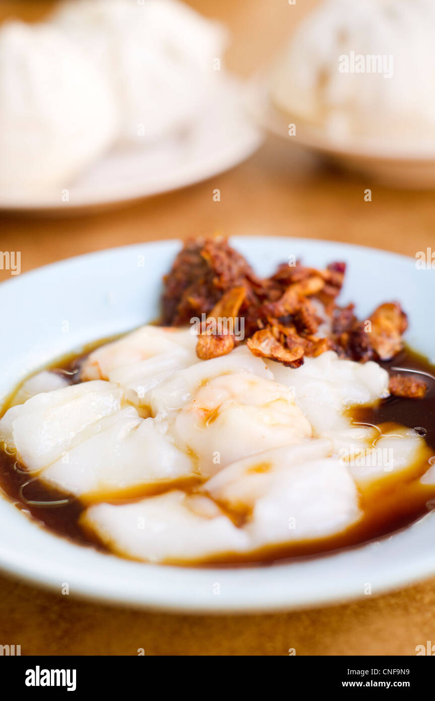 Chee Cheong Fun, Arborio-Reis Nudel Roll, ein gemeinsames Gericht dienen als Dim-Sum im Teehaus. Foto ist in Penang, Malaysia. Stockfoto