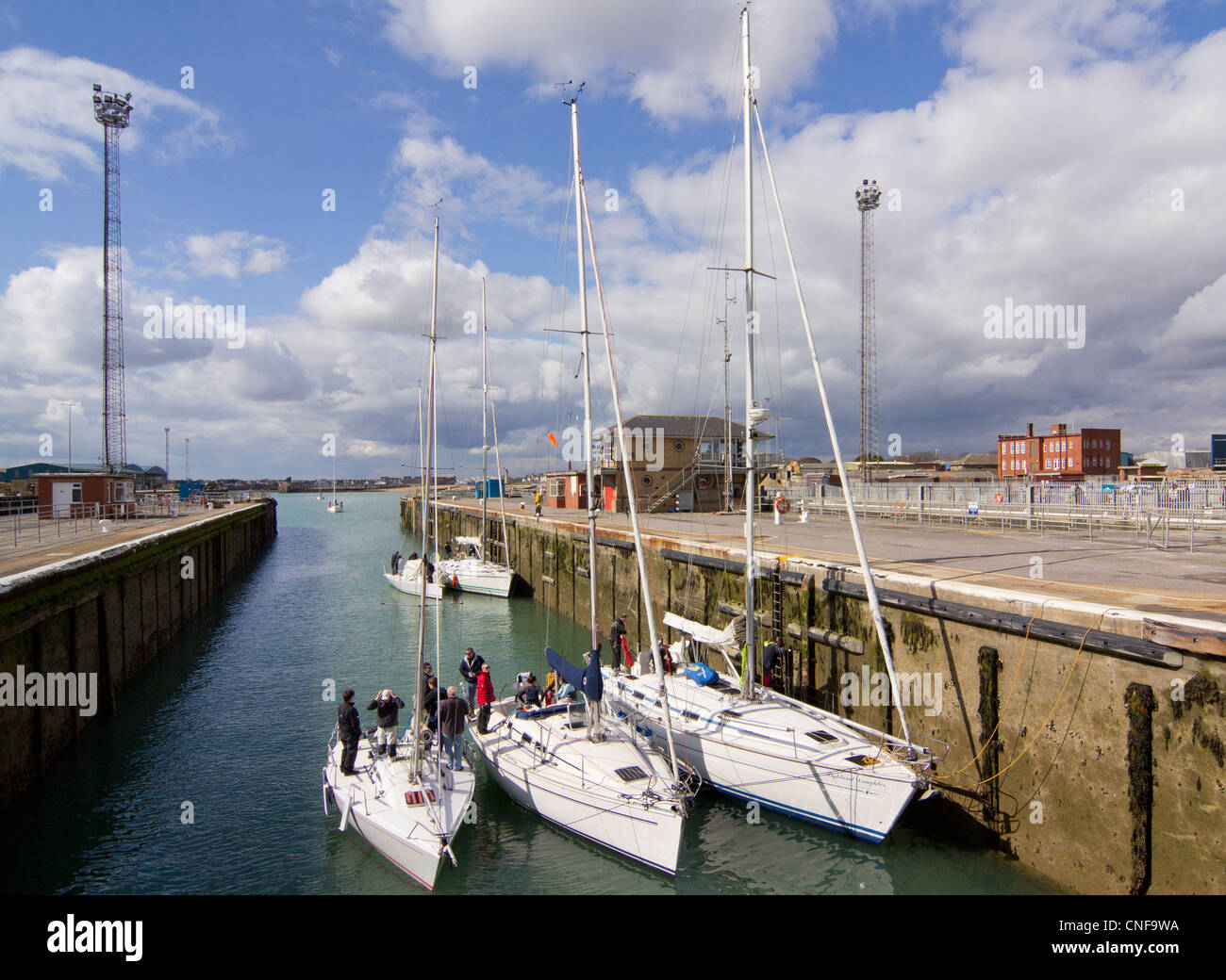 Segelyachten in der Schleuse betreten Shoreham Hafen, Sussex Stockfoto