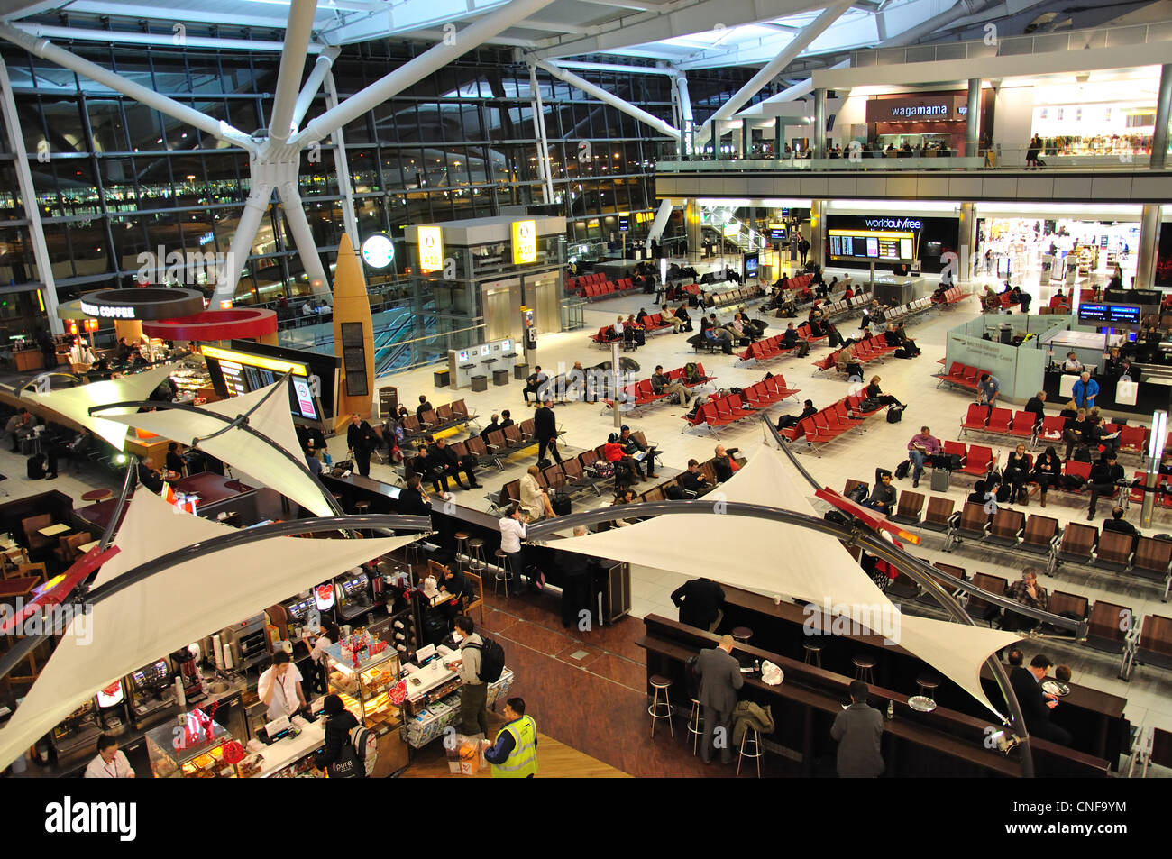 Abflug-Lounge in Terminal 5 in Heathrow Flughafen. London Borough of Hounslow, Greater London, England, United Kingdom Stockfoto