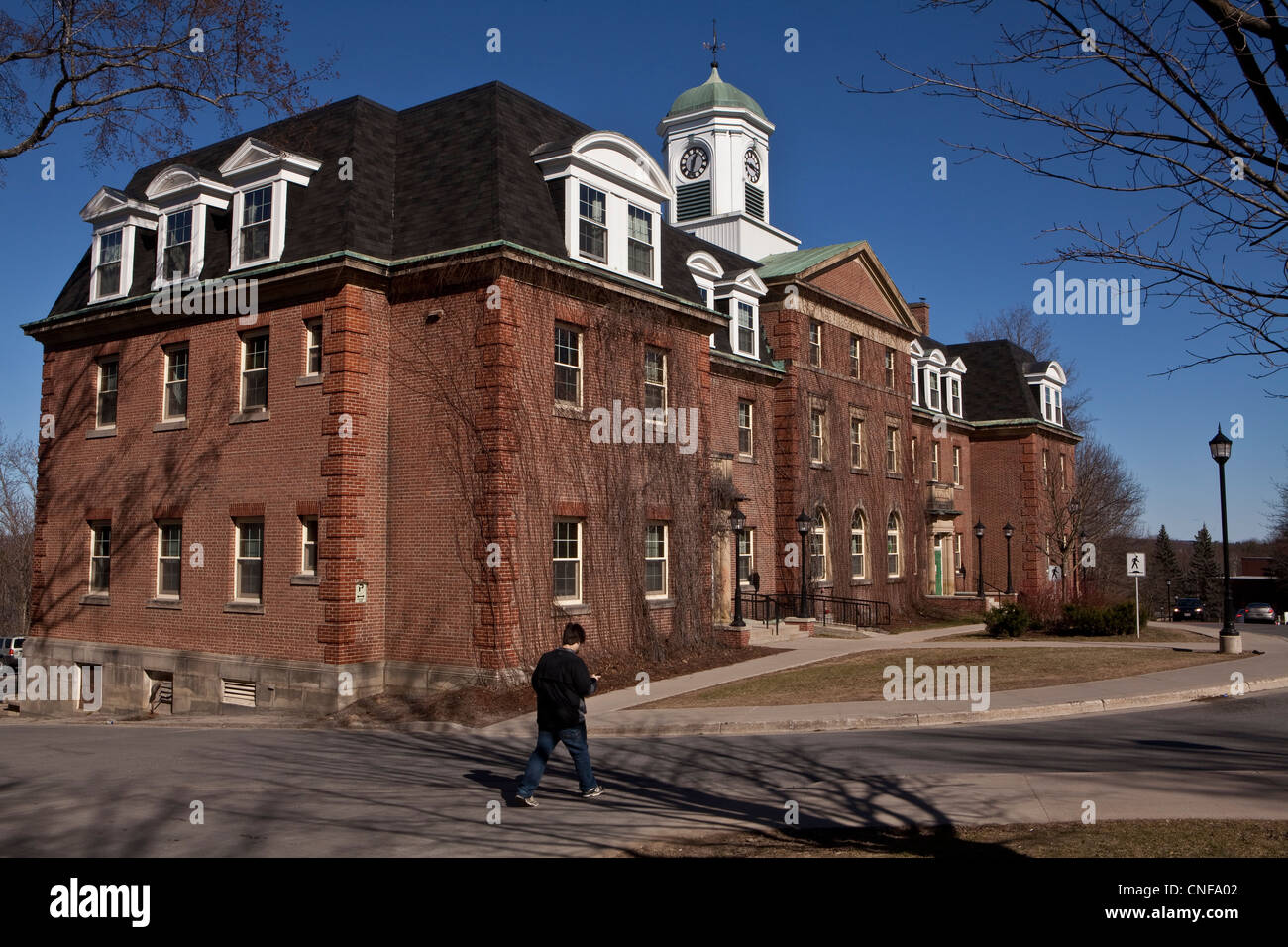 Ein Student geht von der University of New Brunswick (UNB) Lady Beaverbrook Residenz in Fredericton, New Brunswick Stockfoto