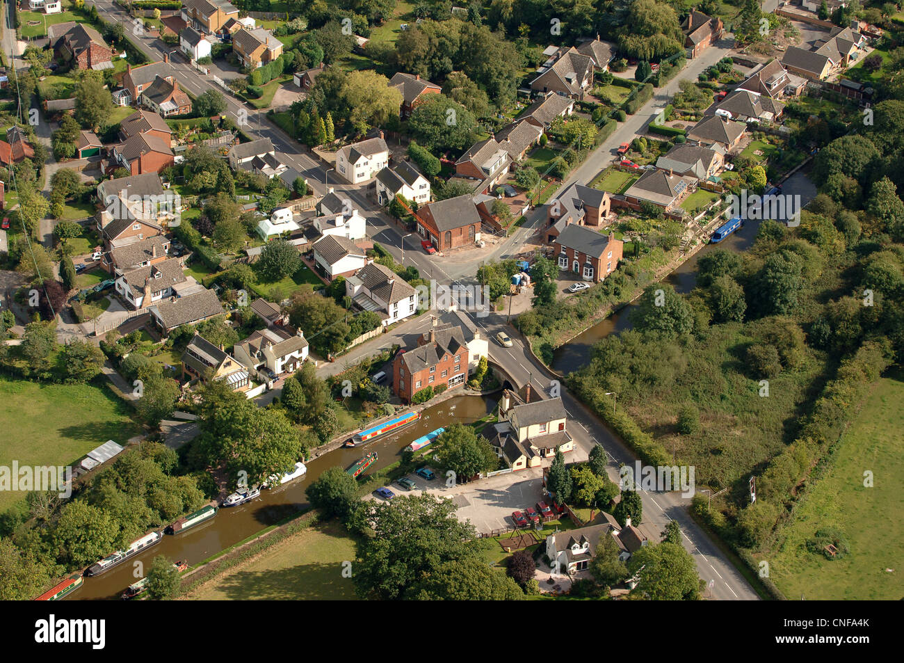 Luftaufnahme des Gnosall in Staffordshire mit Navigation Inn neben dem Shropshire-Union-Kanal Stockfoto