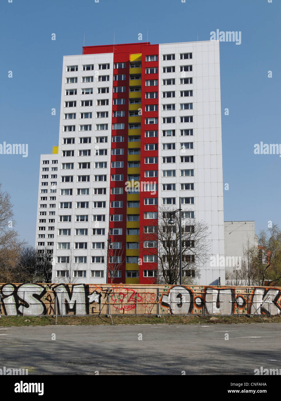 Ein Wohnblock in der ehemaligen Ostberlin, Deutschland. Stockfoto