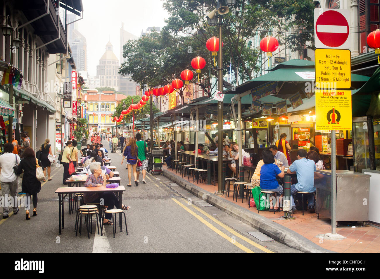 Ein Blick auf Hawker Center in Chinatown von Singapur Straße Lebensmittel verkaufen. Stockfoto