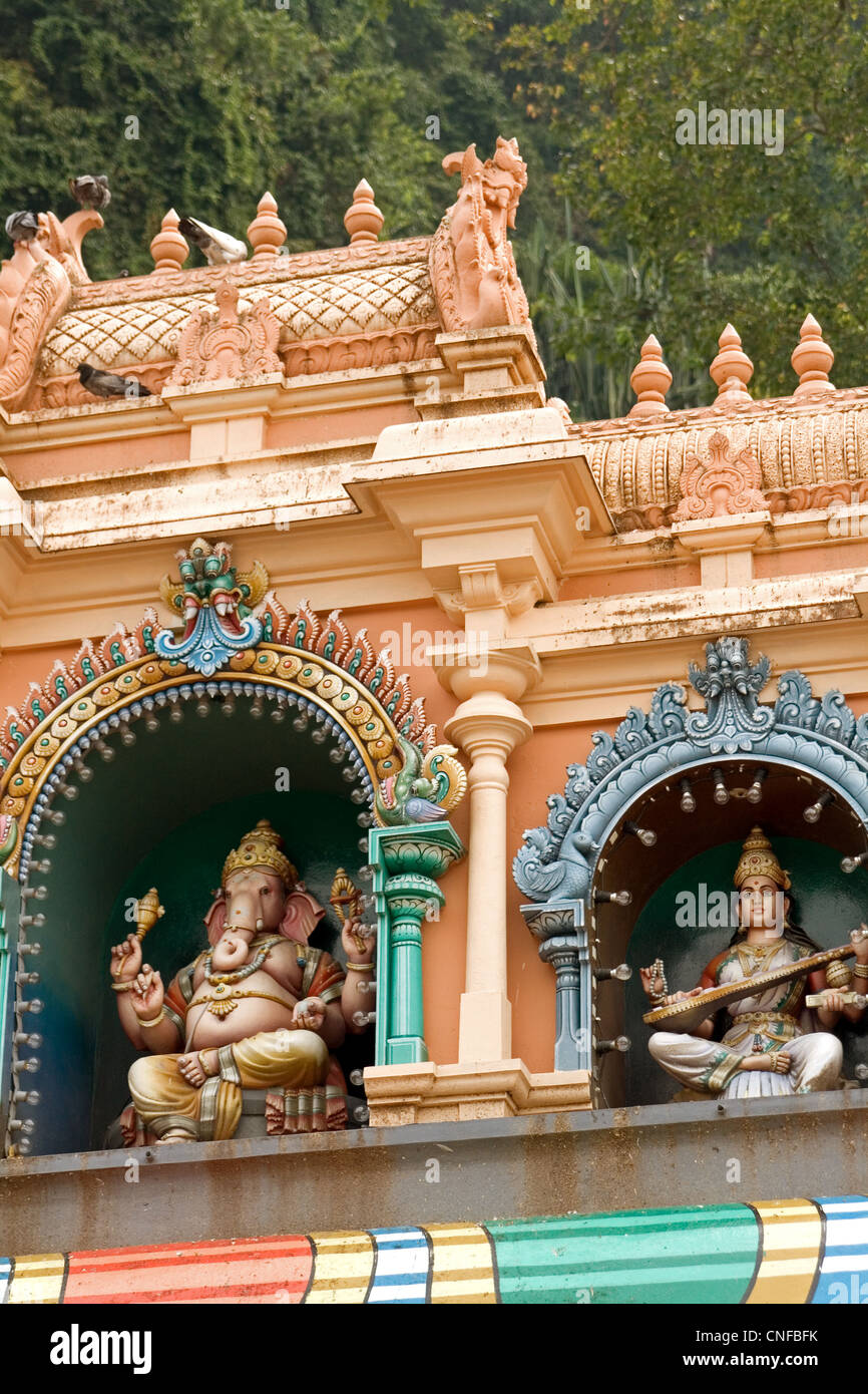 Verzierten Fassade einen Hindu-Tempel in den Batu Höhlen Stockfoto