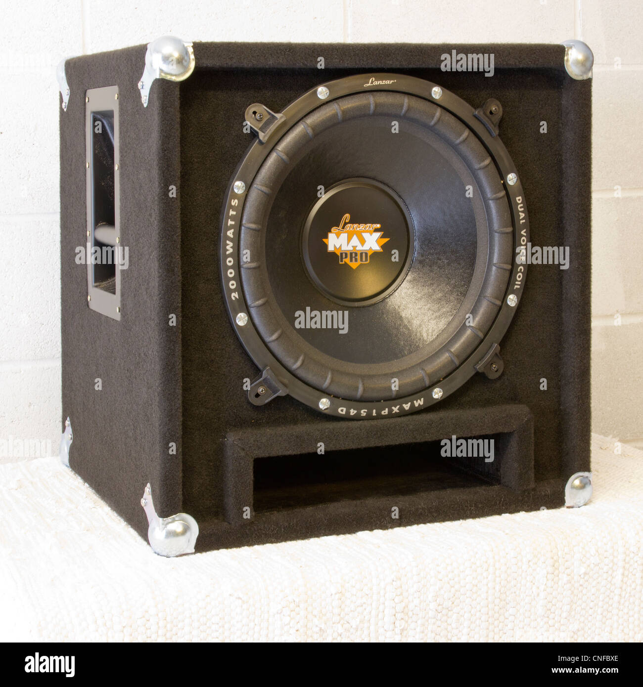 Sub Bass Lautsprecherbox zur Verstärkung der Band Disco-Sound. Nennleistung von 2000 Watt. Gebaut von BaxWalker Soundsysteme in Canterbury Stockfoto