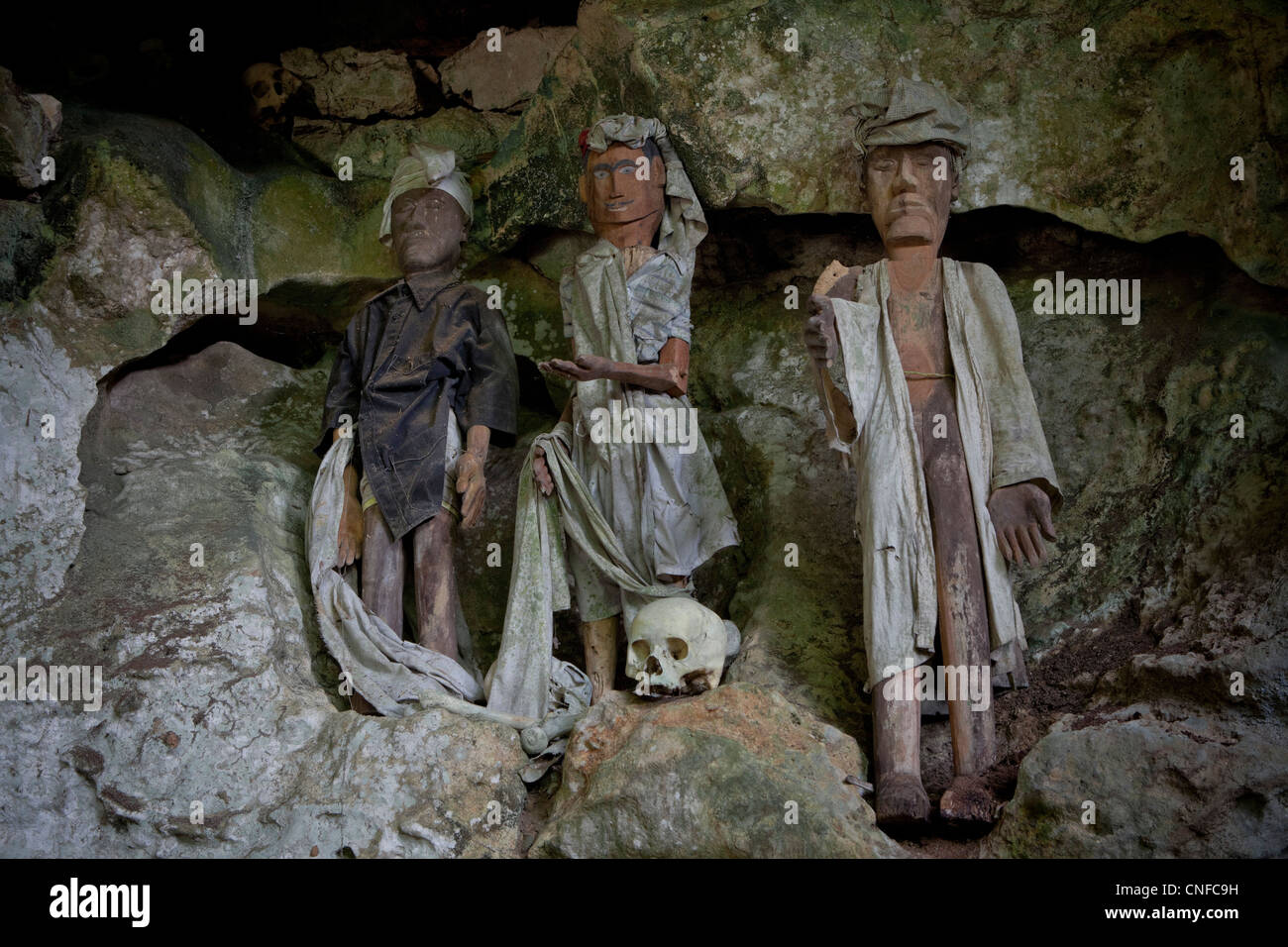 Indonesien, Sulawesi, Tana Toraja Bereich des Suaya Dorfes, König Steindenkmal Gräber mit hölzernen Tau Tau Bildnisse der Toten. Stockfoto