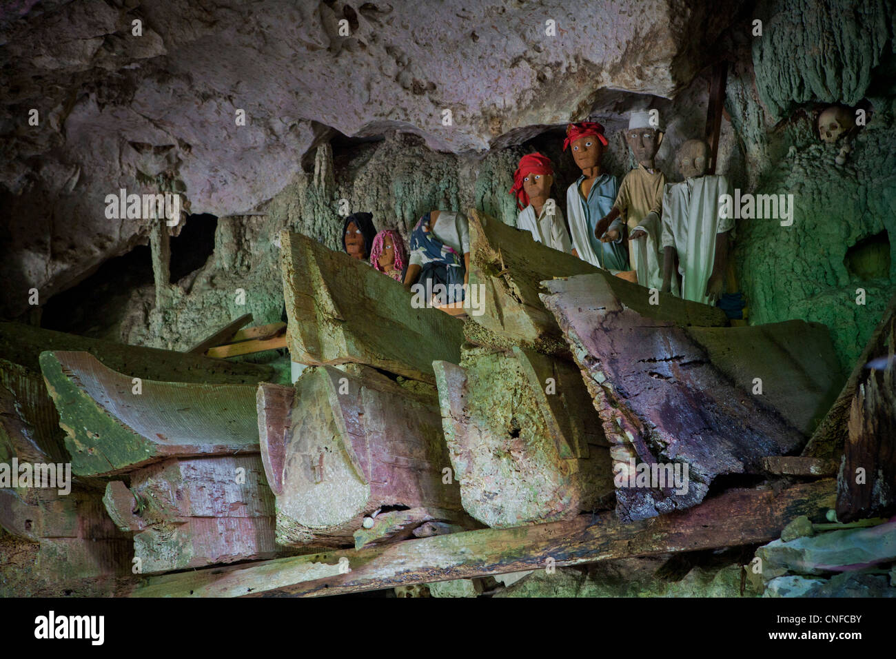 Indonesien, Sulawesi, Tana Toraja Bereich des Suaya Dorfes, König Steindenkmal Gräber mit hölzernen Tau Tau Bildnisse der Toten. Stockfoto